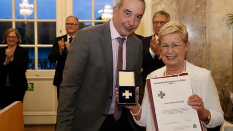 Graf-zu-Rantzau-Trophäe Silbernes Reiterkreuz für WRFC-Präsidentin Kristina Dyckerhoff